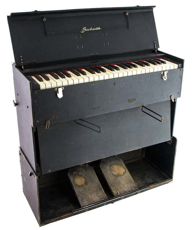 Folding reed organ