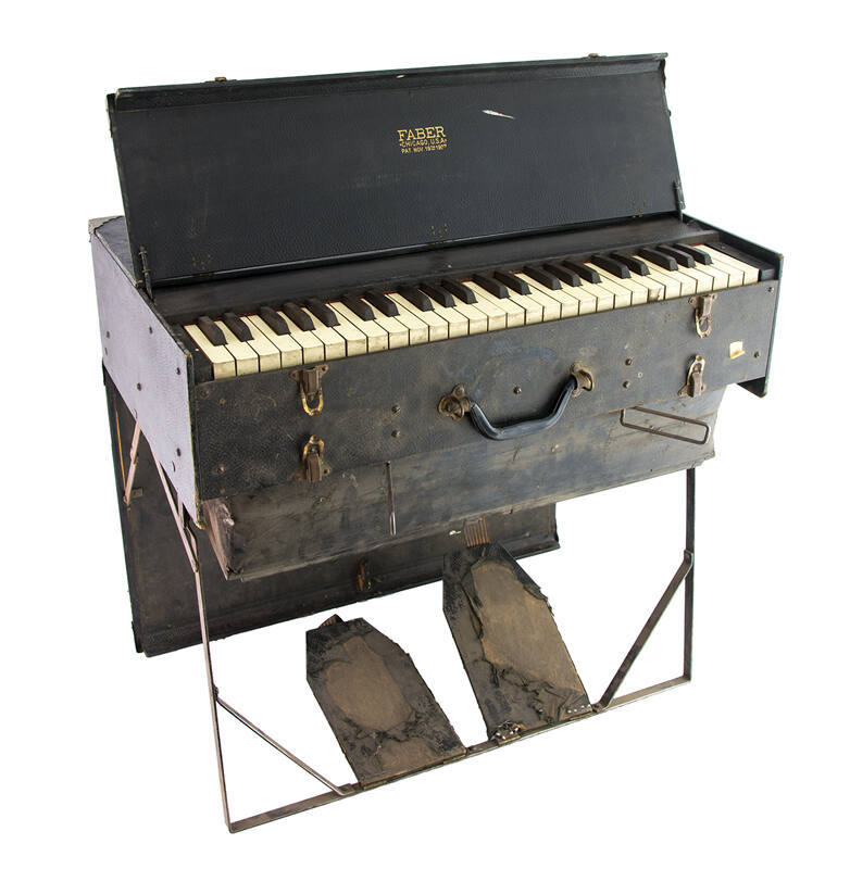 Folding reed organ