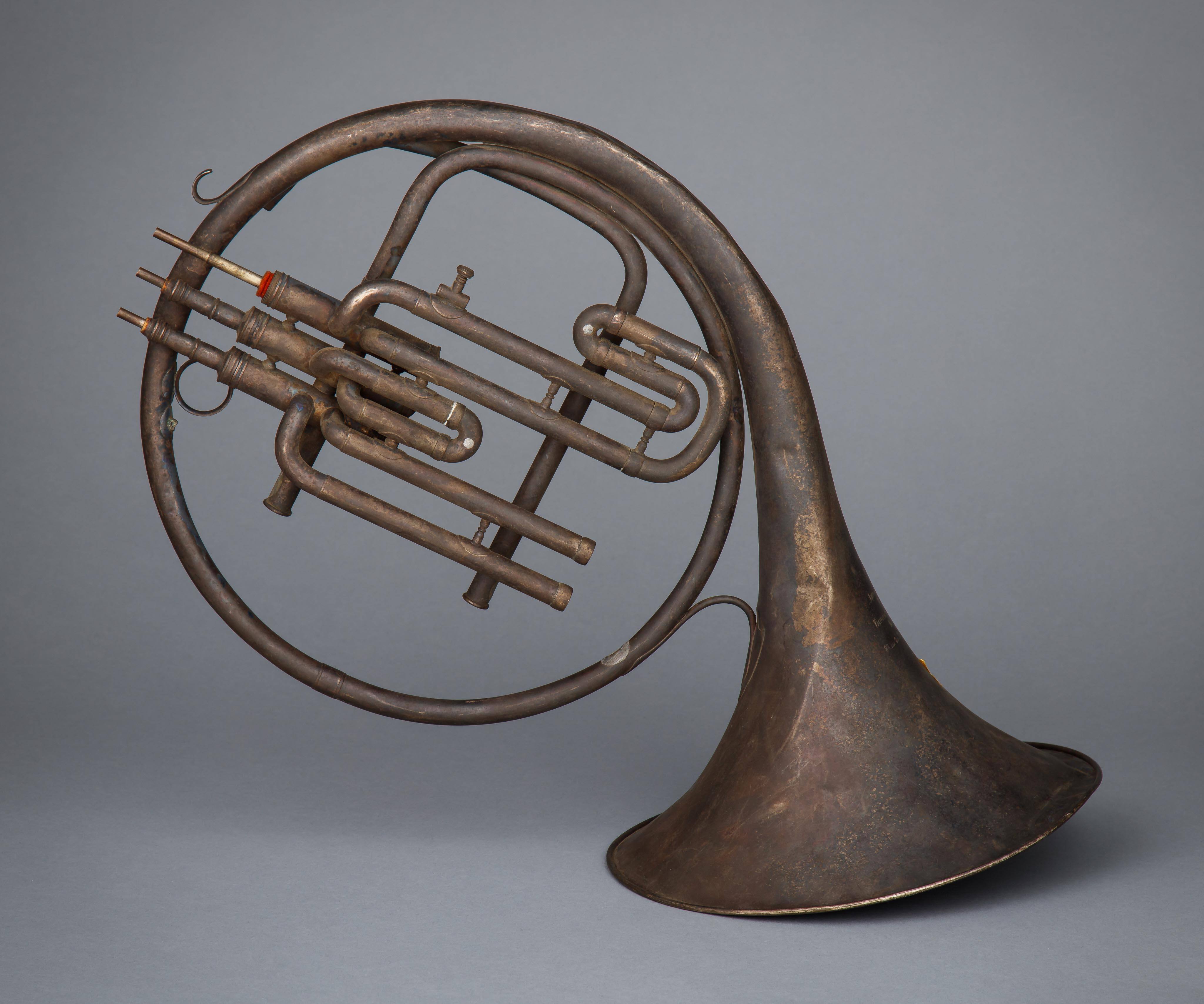 Single horn, F