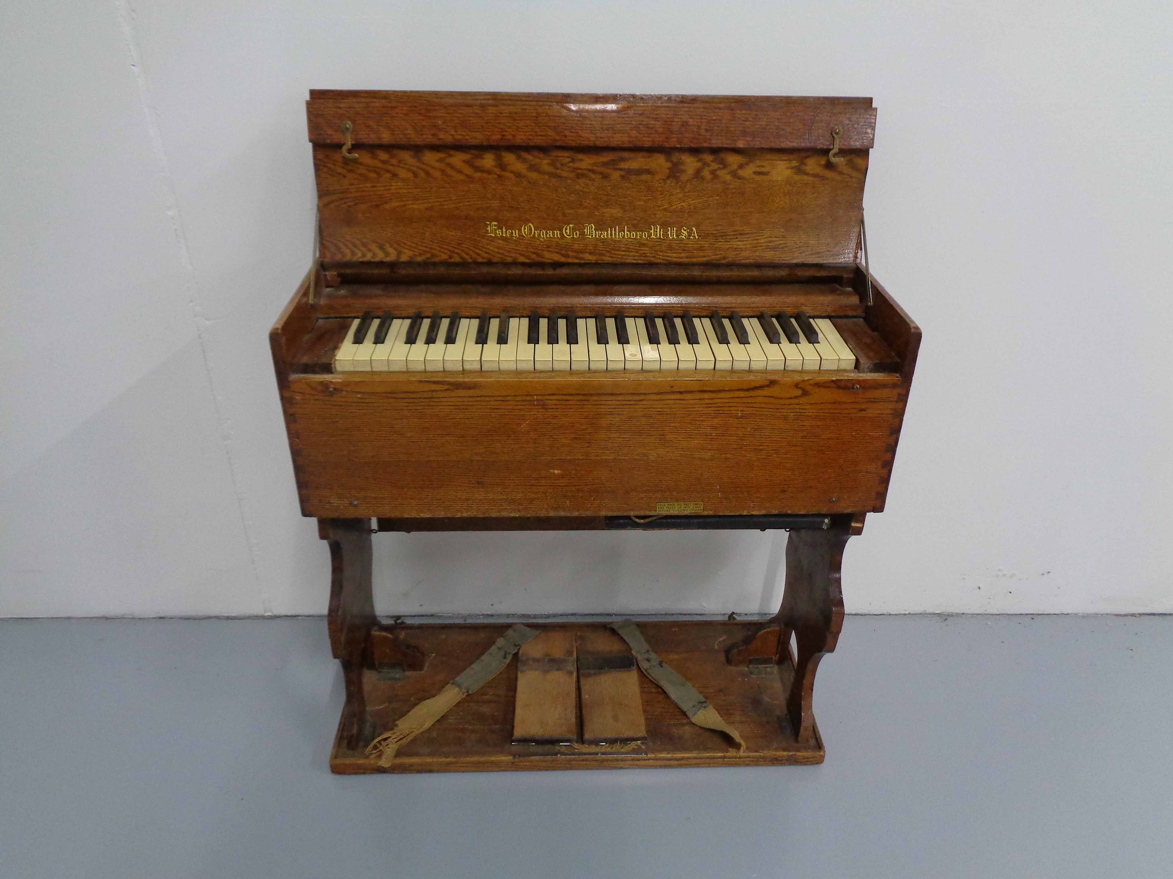 Folding reed organ