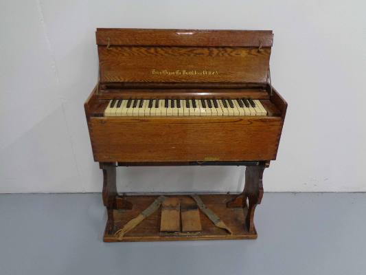 Folding reed organ