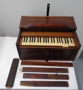 Folding reed organ