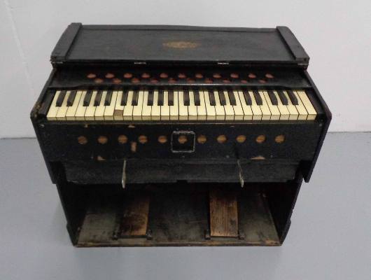 Folding reed organ