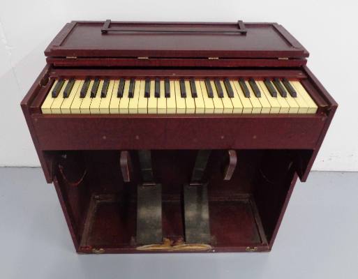 Folding reed organ