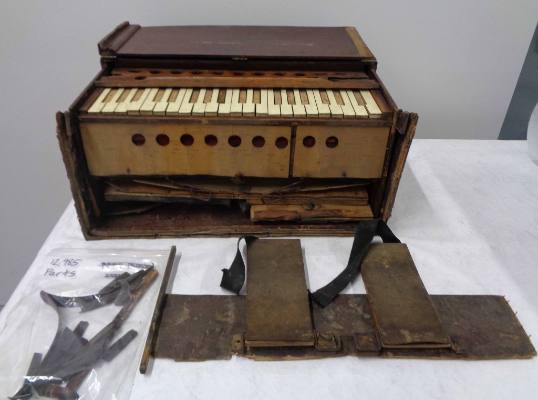 Folding reed organ