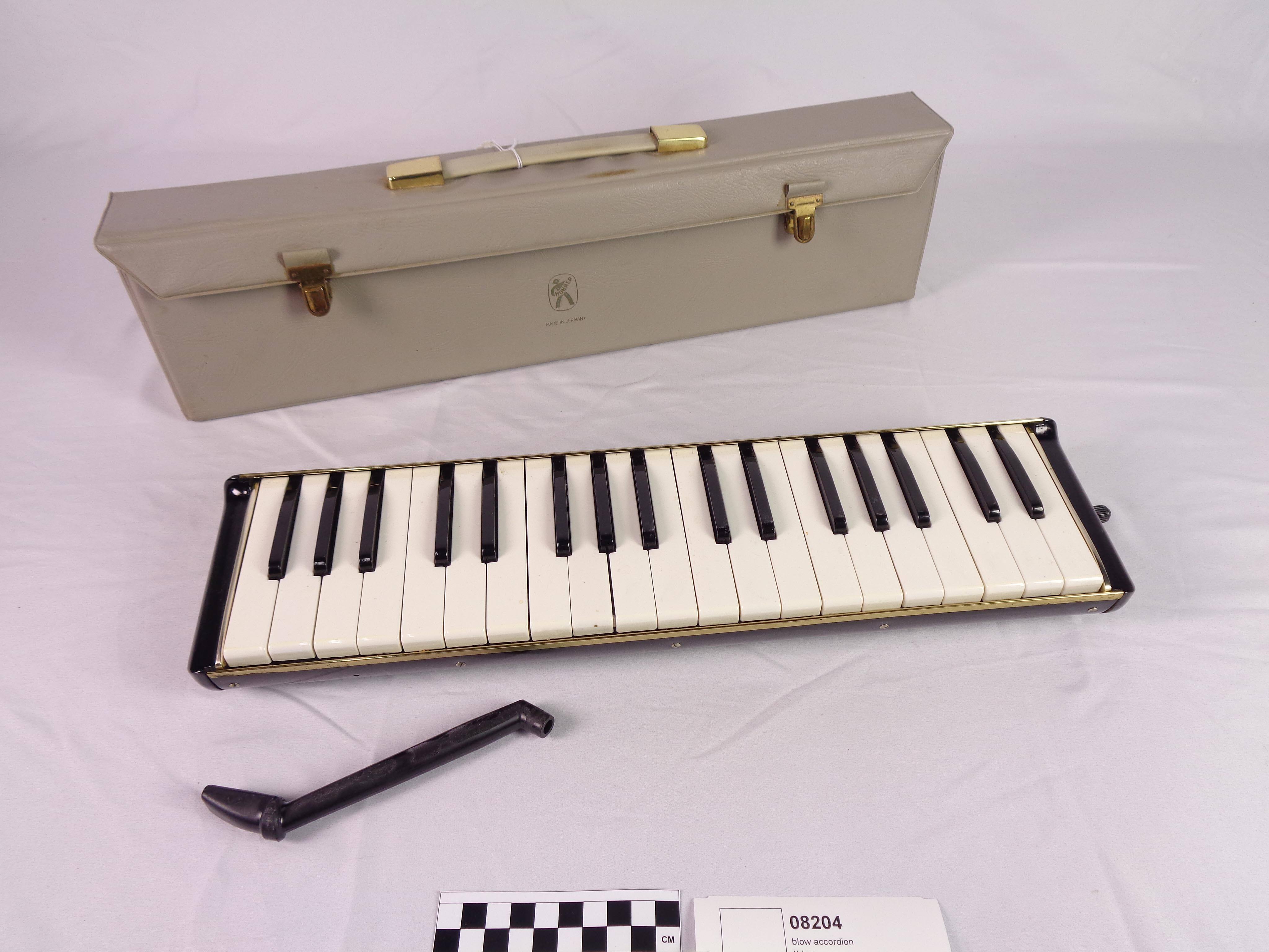 Blow accordion