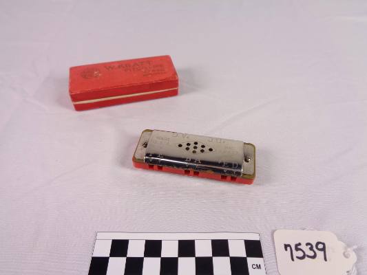 Chromatic pitch pipe, E to E-flat