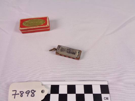 Miniature harmonica